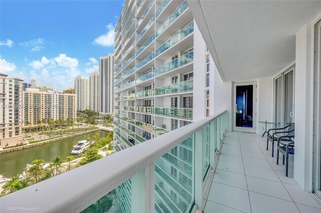 Building Photo - 100 Bayview Dr