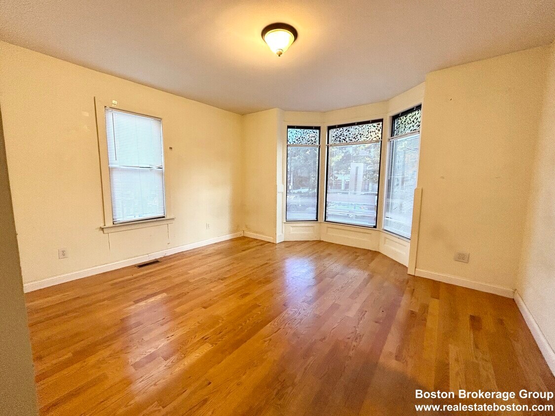 Primary Photo - 1568 Tremont St