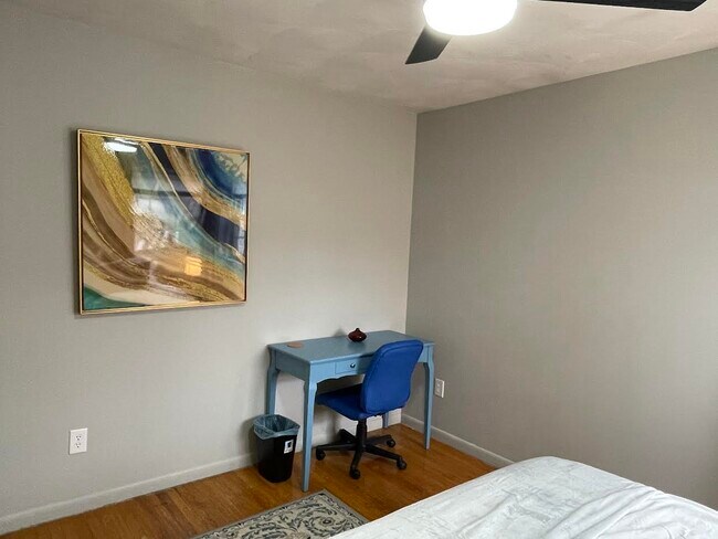 Estación de trabajo, dormitorio n.° 1 - 160 Westfall Rd