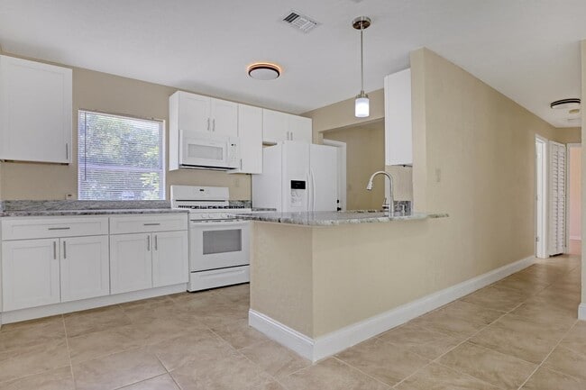 Building Photo - 204 Crown Blvd