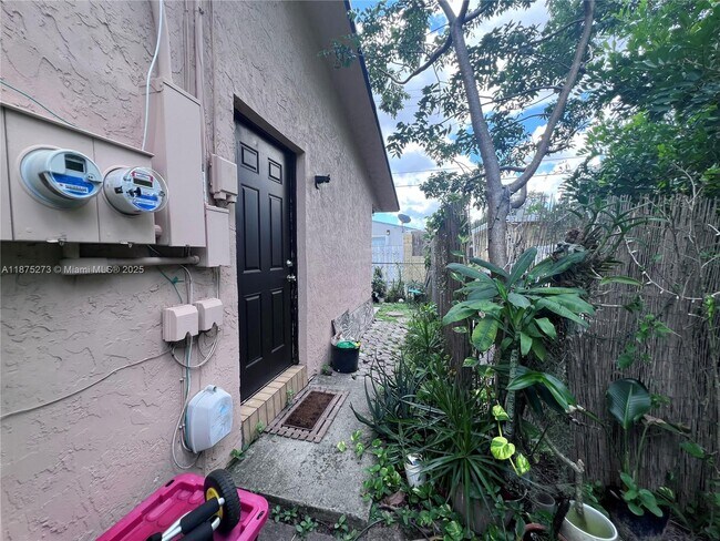 Foto del edificio - 1734 N 16th Ct
