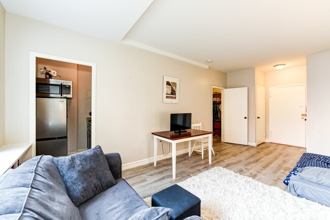 Building Photo - Spacious & Bright Studio at River Place East