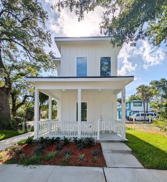 Building Photo - 789 Van Buren St