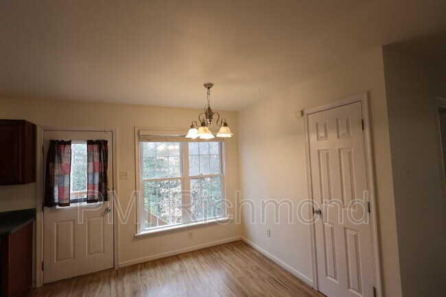 Foto del edificio - 6055 Walking Path Ln