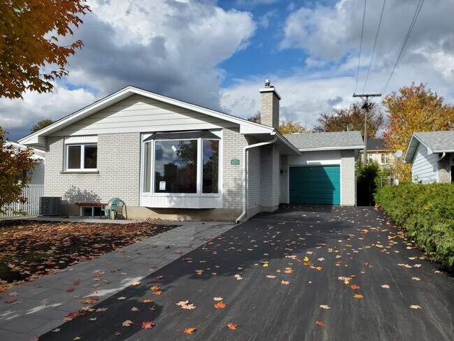 Building Photo - 2632 Hickson Cres