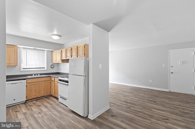 Building Photo - 225 43rd Rd NE
