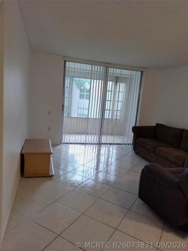 Foto del edificio - 9351 Lime Bay Blvd