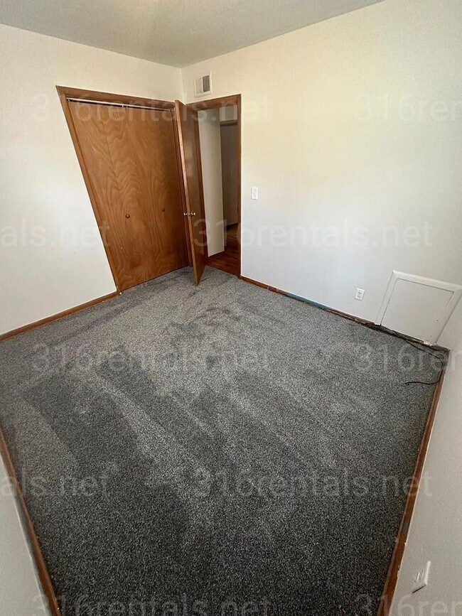 Building Photo - $1,125 - 4 bedroom / 1 bathroom - Single F...