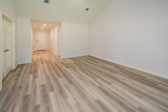 Building Photo - 10426 Sweetwater Creek Dr