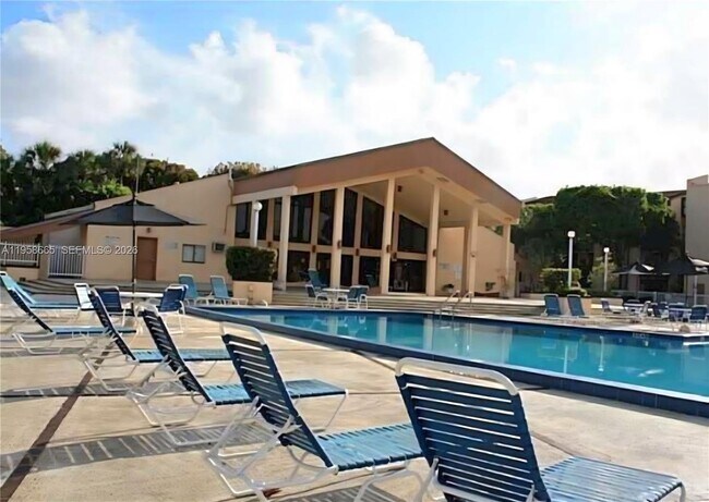 Building Photo - 14221 N Kendall Dr