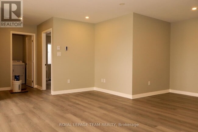 Photo du bâtiment - 3880 7 Rd