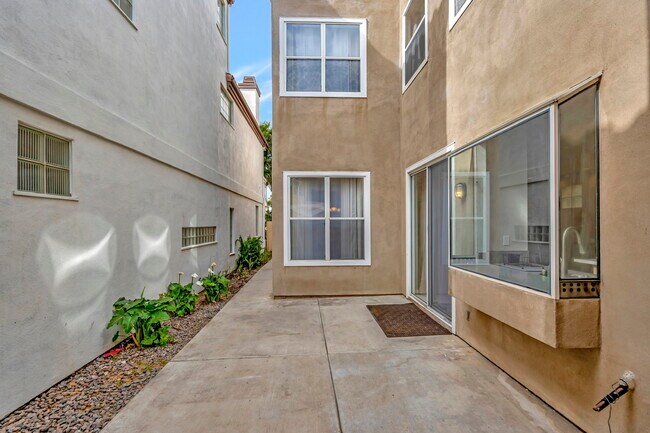 Foto del edificio - 624 Goldenwest St