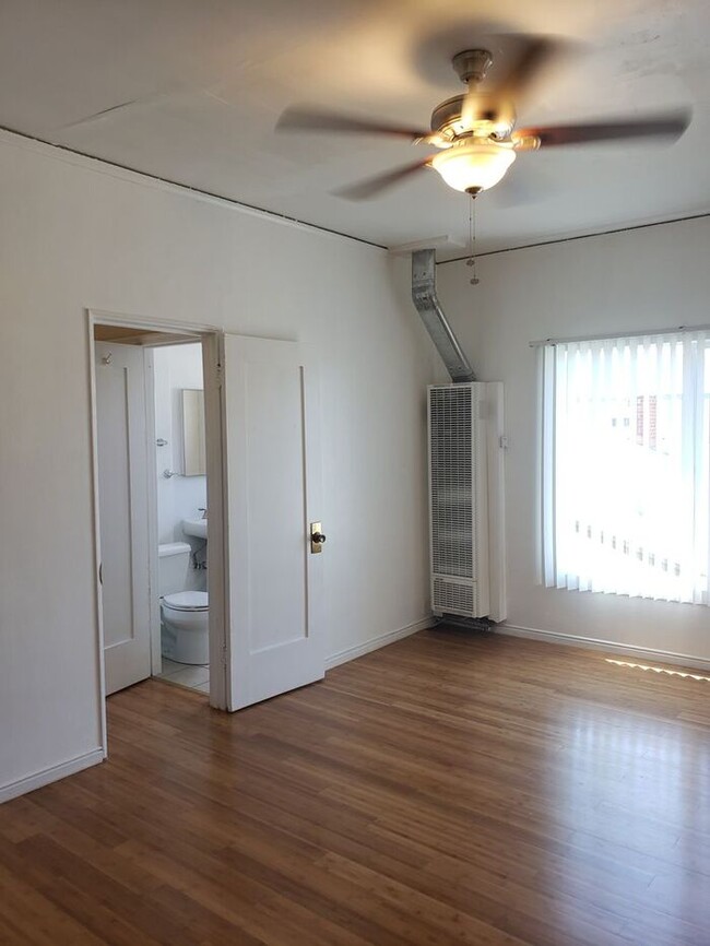 Building Photo - Vintage studio in Hillcrest!