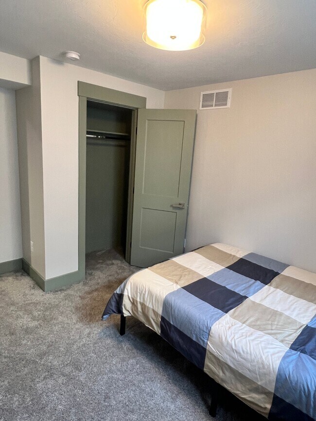 Foto del edificio - 422 W 18th St