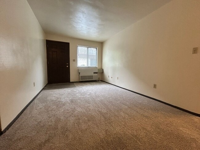 Building Photo - Beautiful First Floor 1 Bedroom Apartment Available at Kellywood Manor!  Call Today!