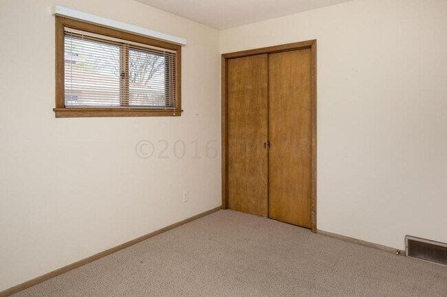 Building Photo - 5 Bedroom Home in Moorhead