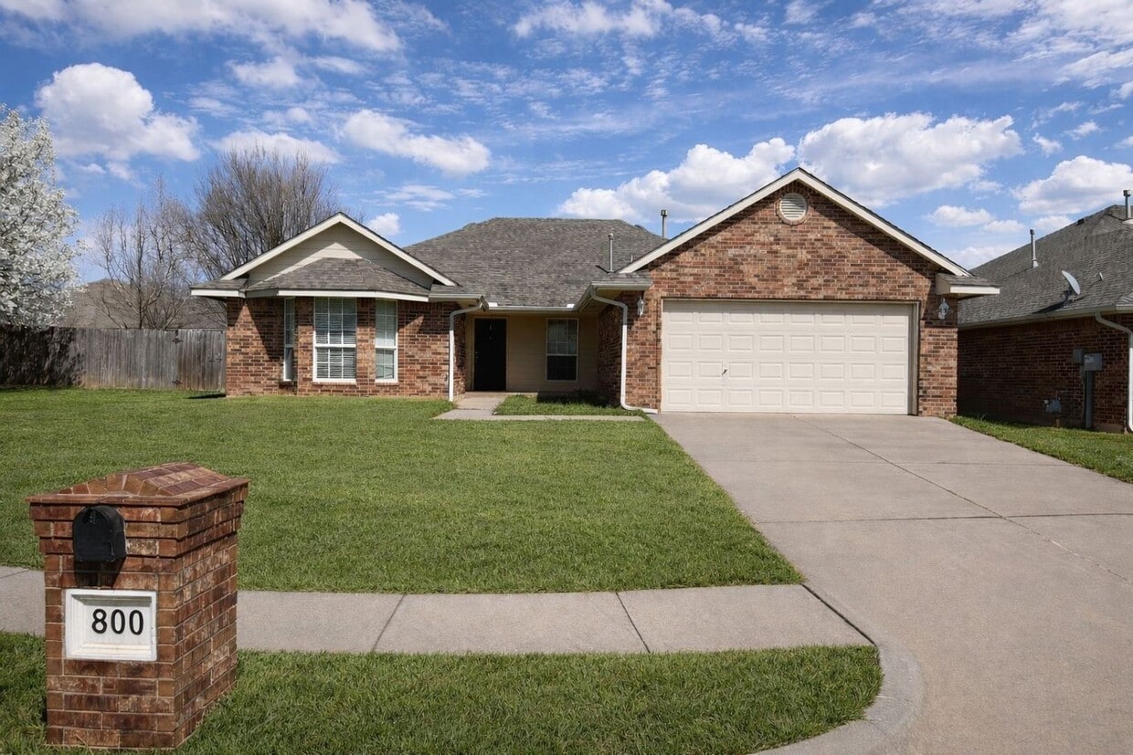 Great 3 Bed 2 Bath With Study In Edmond - Great 3 Bed 2 Bath With Study In Edmond
