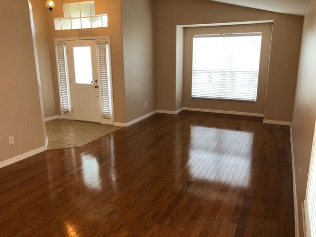 Building Photo - Upscale 3 bedroom 2 bathroom in Gated Comm...