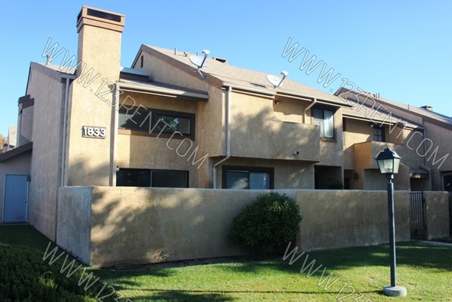 Building Photo - 2BD/ 2 BTH TOWNHOUSE EAST LANCASTER