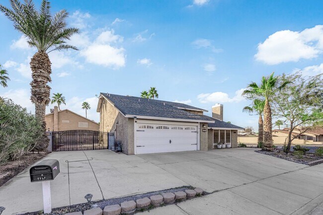 Foto del edificio - Beautiful 4 bed/ 3 bath POOL Home For Rent