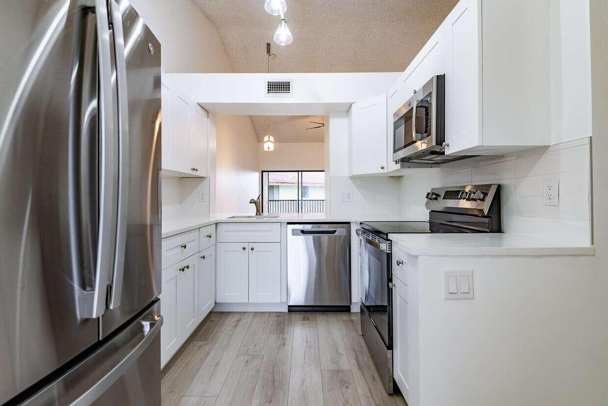 Foto principal - 5590 Courtyard Dr