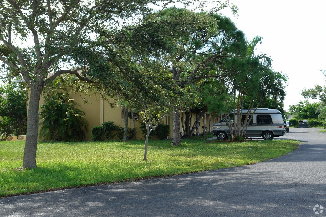 Hemingway Condominium Association Apartments in Fort Pierce, FL