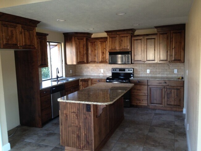 Building Photo - 910 E Fort Pierce Dr