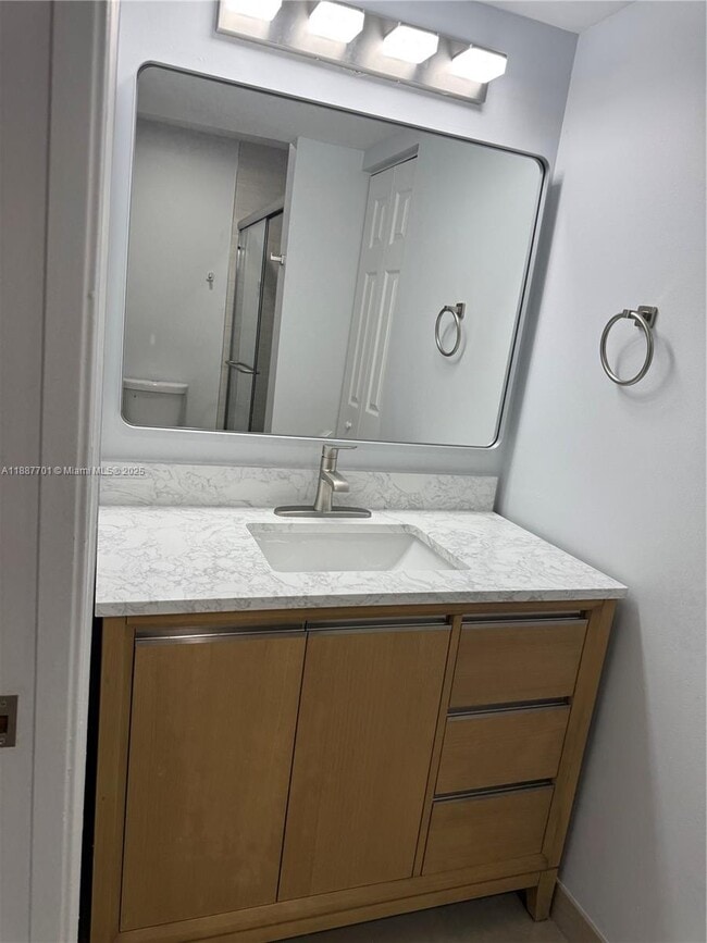 Foto del edificio - 2051 Renaissance Blvd