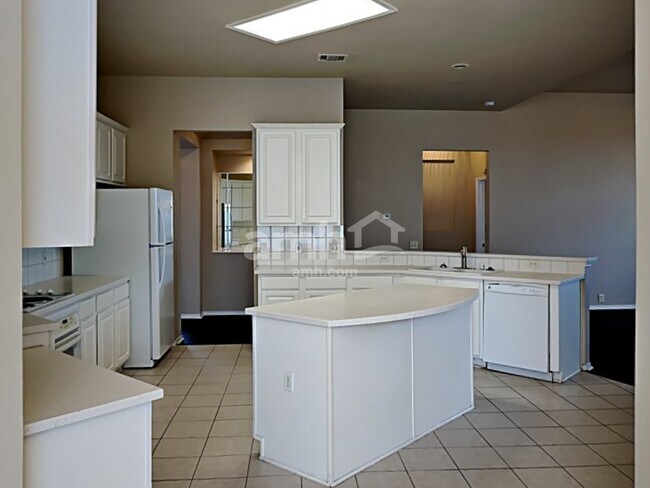 Building Photo - 2910 Saint Jude Dr