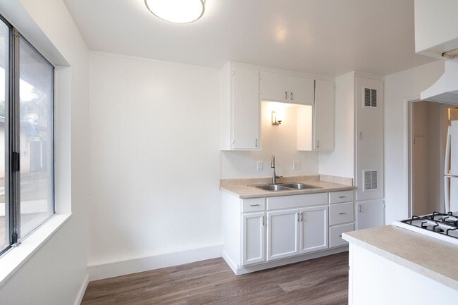 Building Photo - Charming 2 Bedroom Cottage in a Great Esco...