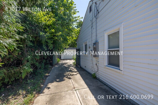 Foto del edificio - 13017 Wilton Ave