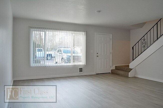 Building Photo - 2725 Maywood Dr