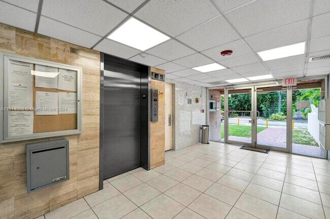 Foto del edificio - 1225 NE 124th St