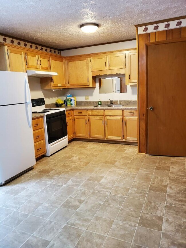 Kitchen - 205 Clearview Dr NE