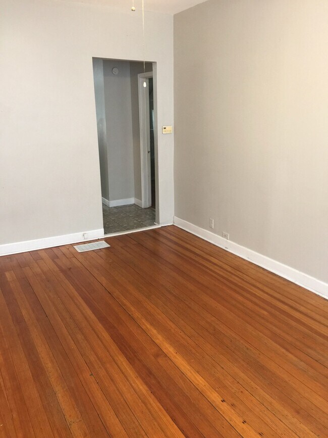 Building Photo - 3747 W Diversey Ave