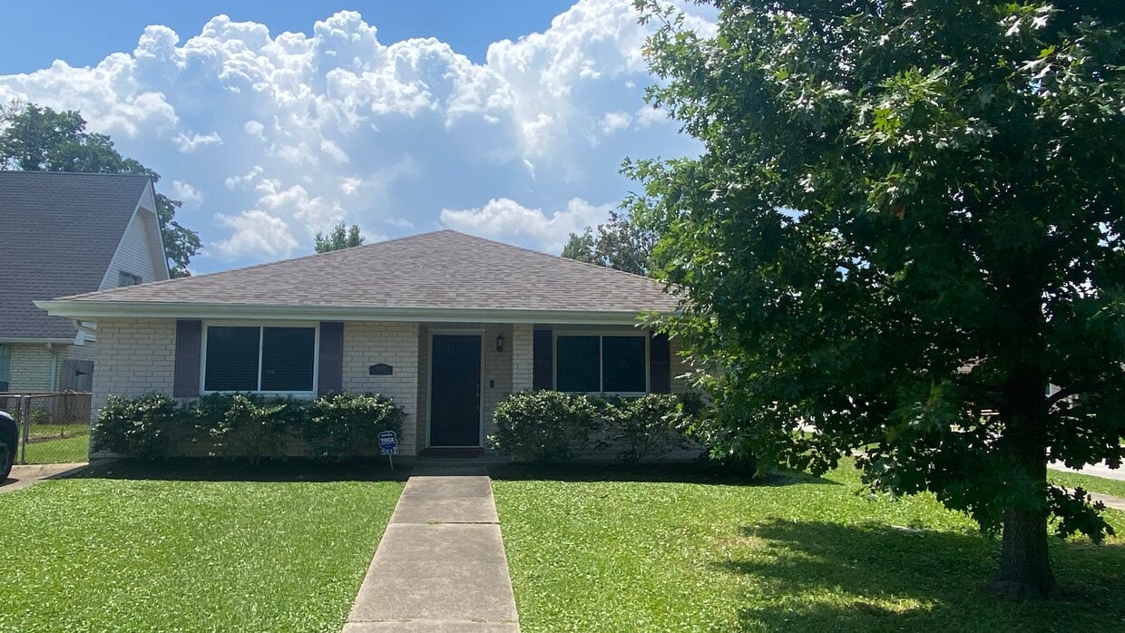 Location, Location, Location! This meticulously maintained home for lease in heart of Metairie. - 5012 Antonini Dr