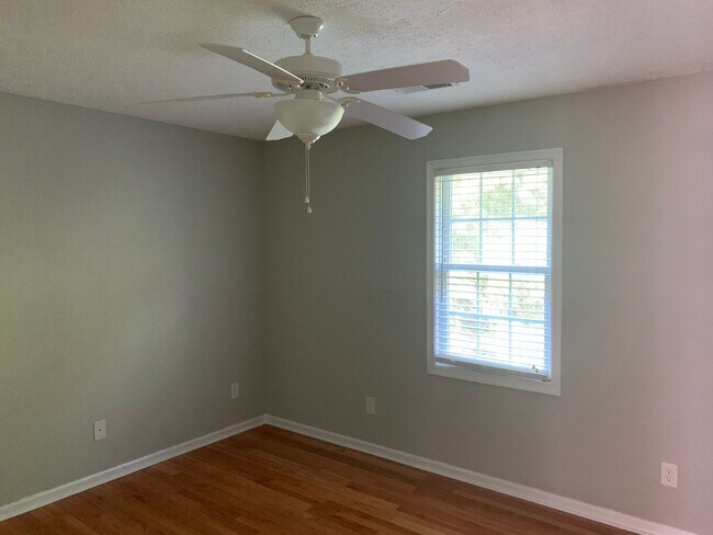 Foto del edificio - 2 Bedroom Townhouse off Wiggington Road