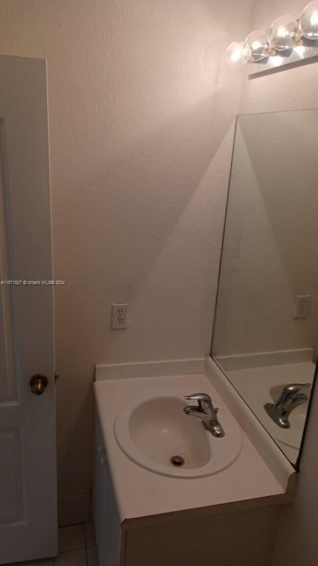 Foto del edificio - 1666 SE 27th Ct