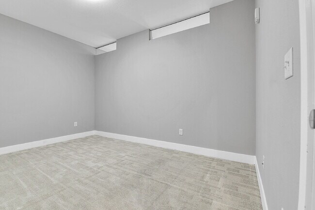 Foto del edificio - $1,540.95 - 1 Bed, 1 Bath Condo with In Unit Laundry in a Secured Building!