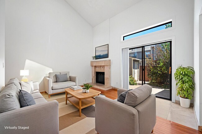 Foto del edificio - Beautiful 2 Bed, 2 Bath Townhome | Vaulted Ceilings, Private Courtyard & Fireplace