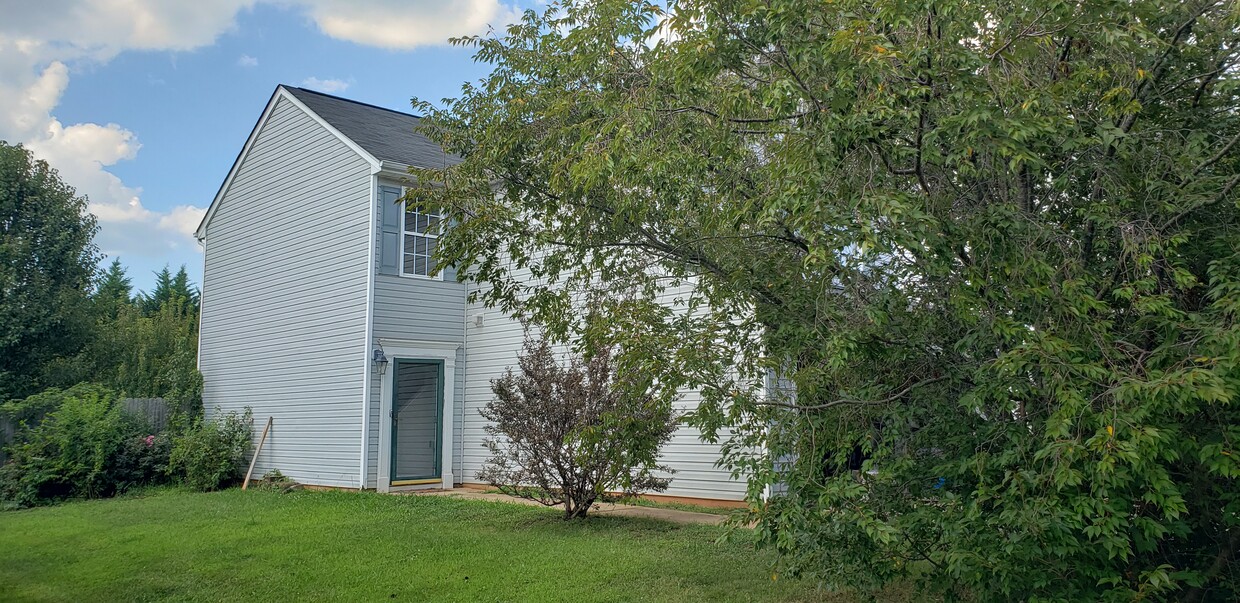 Building Photo - 605 Peach Orchard Dr