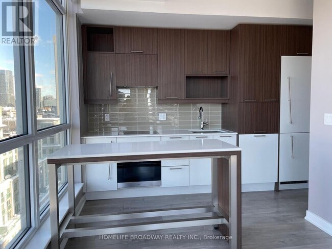 Building Photo - 199 Richmond St W