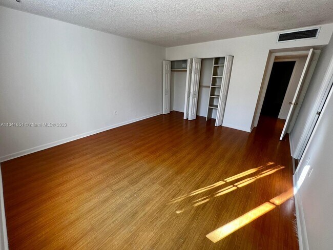 Foto del edificio - 20341 NE 30th Ave