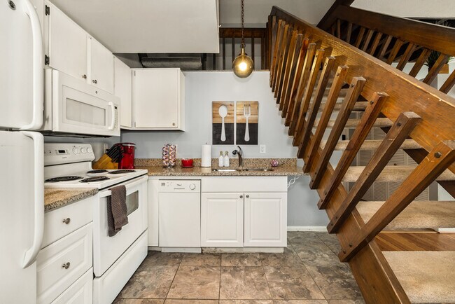 Building Photo - 962 Pavilion St