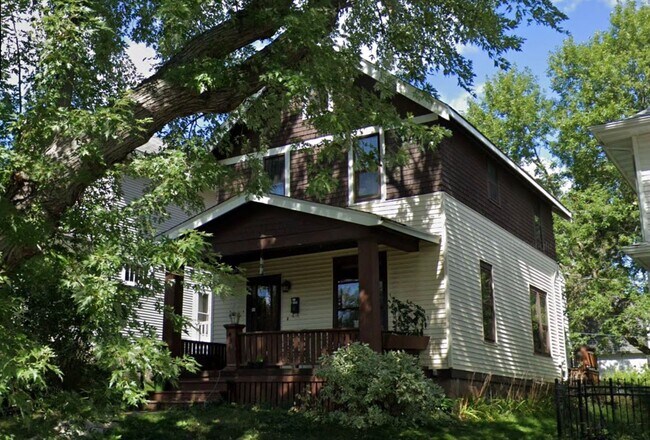 Foto del edificio - AVAILABLE JUNE - 3 Bed 1 Bath w/ Bonus Attic Hangout