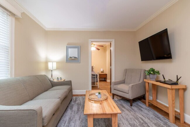 Building Photo - 1416 S Dixon Dr