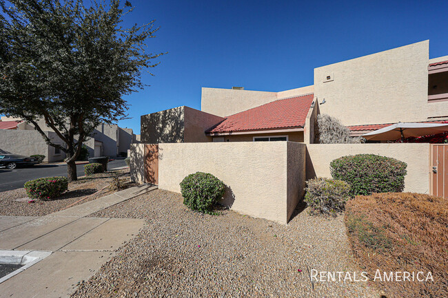 Building Photo - 8867 N 48th Dr