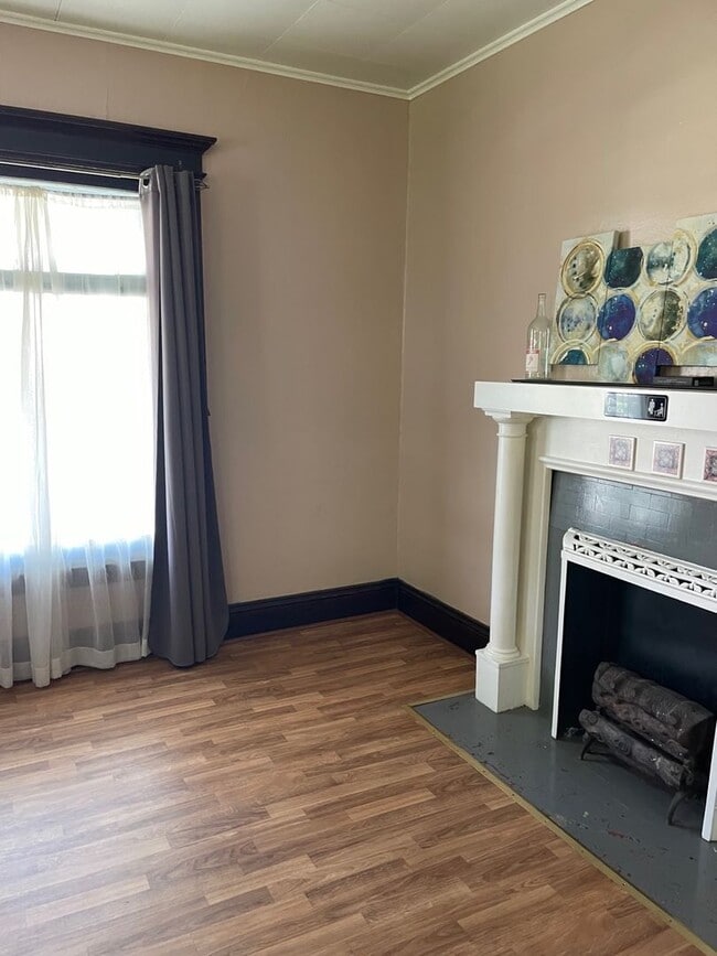 Building Photo - 420-422 Douglas Street