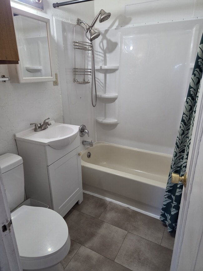 Building Photo - 933 Custer Ave