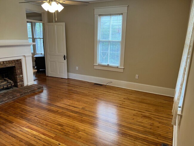 Foto del edificio - Downtown Statesville - 4 BR / 2 BA
